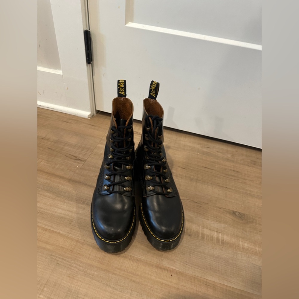 Leona Dr Martens